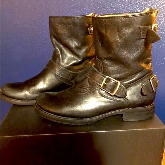 FRYE VERONICA SHORT BACK ZIPPER/SNAP CLOSURE BOOTIE - Picture 2 of 4